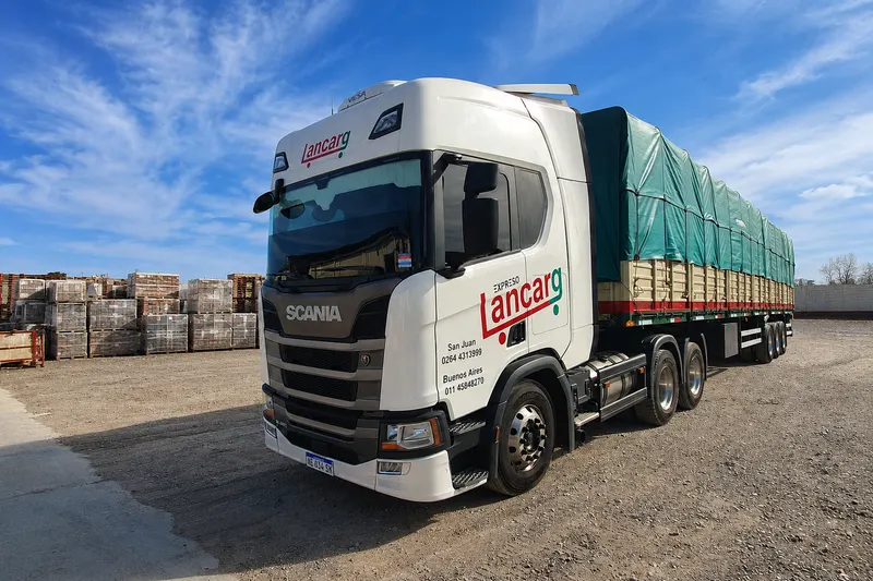 Camión Scania con acoplado de Lancarg cargado de carga general