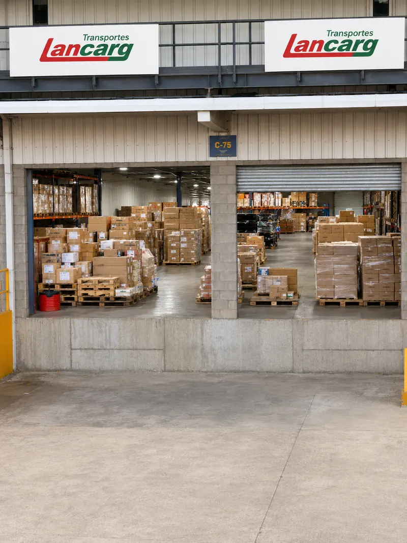 Depósito de Lancarg con pallets y cartelería de la empresa