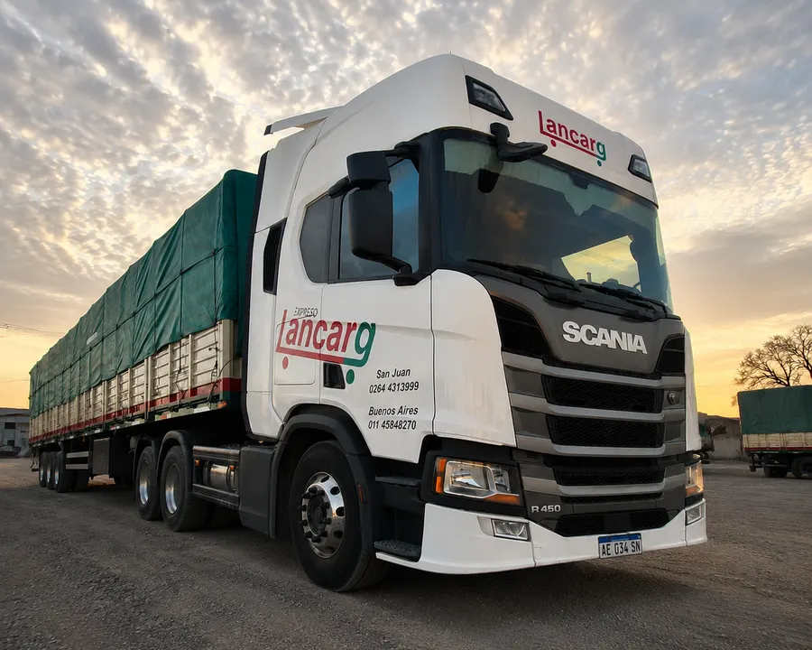 Camión Scania de Transportes Lancarg al atardecer, con el logo en la cabina
